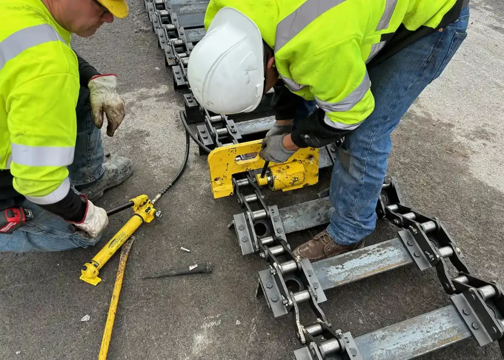 Support assisting with chain pins